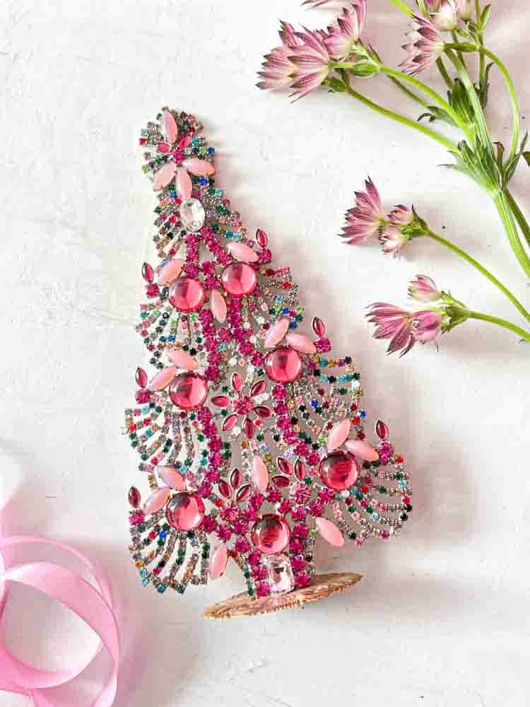Julgranar i rhinestone, rhinestone julgran, rhinestone träd, julgran i rhinestone, vintage julgran, julgran i vintage sten, vintage rhinestone, julgranar i sten, juldekorationer, julgran rhinstones, julprydnad, tjeckiska julgran, remix av sofie, rhinstensjul träd, juldekorationer, vintage jul, julgran från tjeckiska, tjeckiska jul, glitter jul, handgjorda julgranar, julgranar gjorda i Tjeckien, remix av sofie