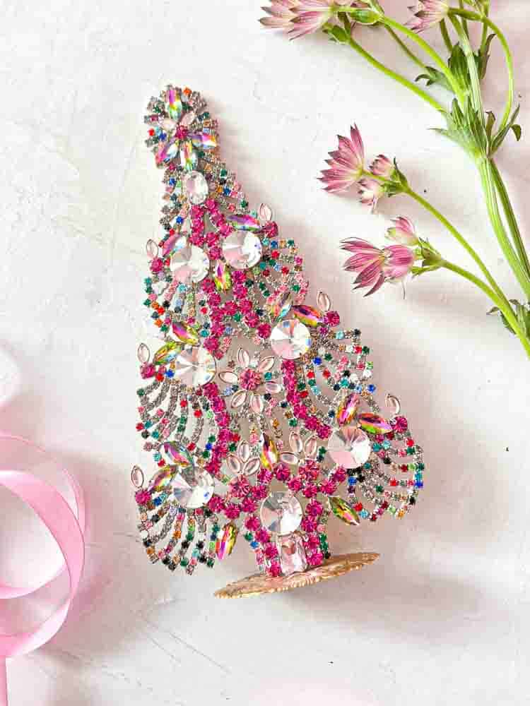 Julgran i rhinestone, rhinestone julgran, rhinestone träd, julgran i rhinestone, vintage julgran, julgran i vintage sten, vintage rhinestone, julgranar i sten, juldekorationer, julgran rhinstones, julprydnad, tjeckiska julgran, remix av sofie, rhinstensjul träd, juldekorationer, vintage jul, julgran från tjeckiska, tjeckiska jul, glitter jul, handgjorda julgranar, julgranar gjorda i Tjeckien, remix av sofie