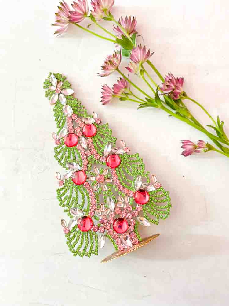 Julgran i rhinestone, rhinestone julgran, rhinestone träd, julgran i rhinestone, vintage julgran, julgran i vintage sten, vintage rhinestone, julgranar i sten, juldekorationer, julgran rhinstones, julprydnad, tjeckiska julgran, remix av sofie, rhinstensjul träd, juldekorationer, vintage jul, julgran från tjeckiska, tjeckiska jul, glitter jul, handgjorda julgranar, julgranar gjorda i Tjeckien, remix av sofie