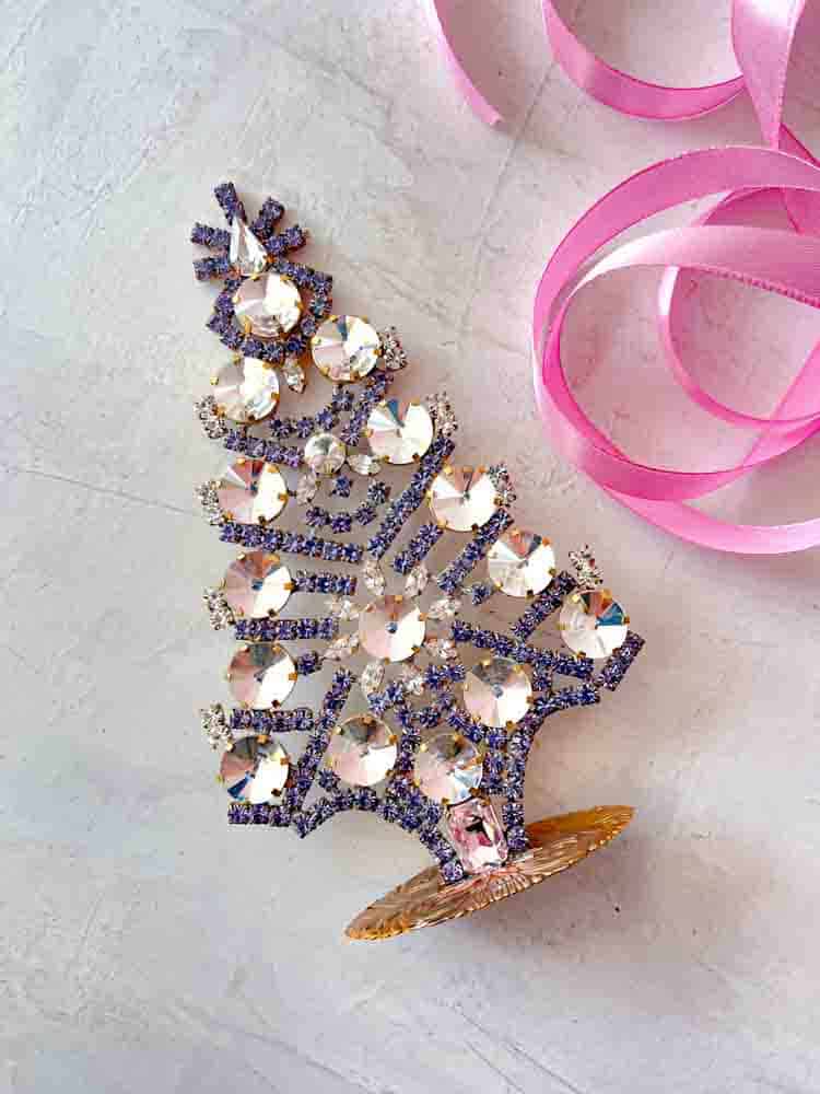 Julgran i rhinestone, rhinestone julgran, rhinestone träd, julgran i rhinestone, vintage julgran, julgran i vintage sten, vintage rhinestone, julgranar i sten, juldekorationer, julgran rhinstones, julprydnad, tjeckiska julgran, remix av sofie, rhinstensjul träd, juldekorationer, vintage jul, julgran från tjeckiska, tjeckiska jul, glitter jul, handgjorda julgranar, julgranar gjorda i Tjeckien, remix av sofie