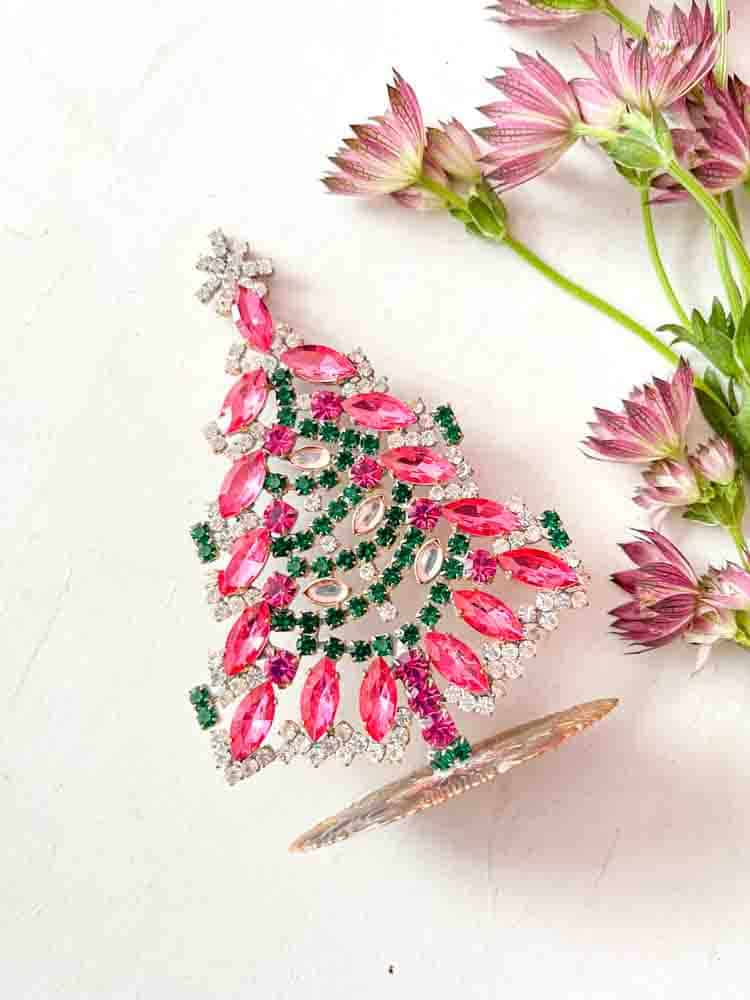 Julgran i rhinestone, rhinestone julgran, rhinestone träd, julgran i rhinestone, vintage julgran, julgran i vintage sten, vintage rhinestone, julgranar i sten, juldekorationer, julgran rhinstones, julprydnad, tjeckiska julgran, remix av sofie, rhinstensjul träd, juldekorationer, vintage jul, julgran från tjeckiska, tjeckiska jul, glitter jul, handgjorda julgranar, julgranar gjorda i Tjeckien, remix av sofie