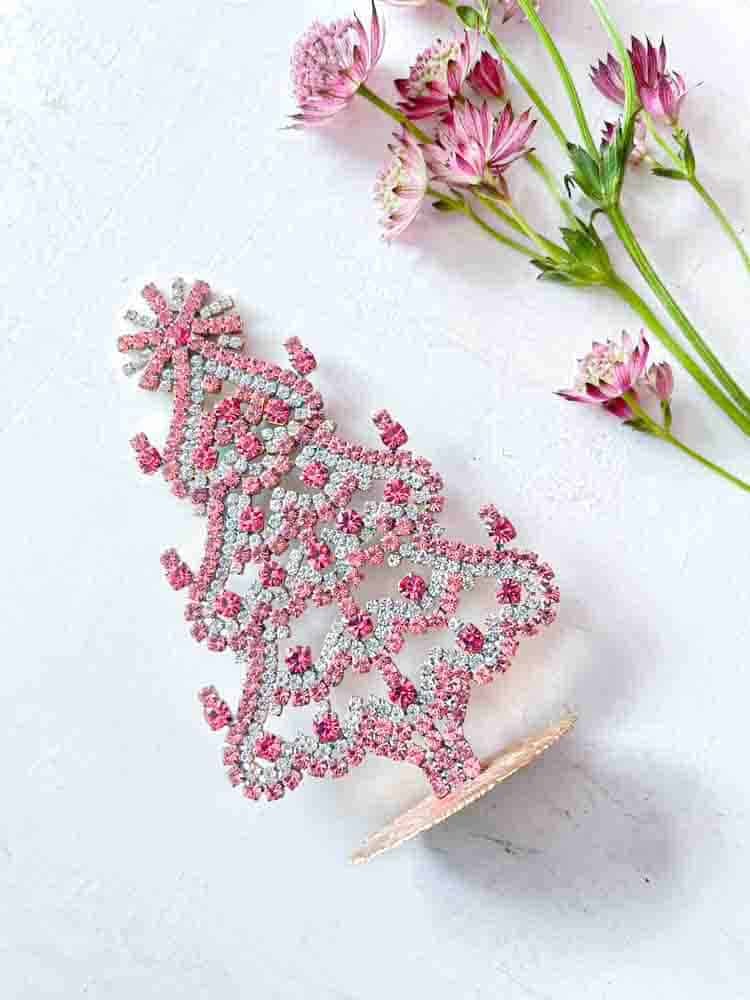 Julgran i rhinestone, rhinestone julgran, rhinestone träd, julgran i rhinestone, vintage julgran, julgran i vintage sten, vintage rhinestone, julgranar i sten, juldekorationer, julgran rhinstones, julprydnad, tjeckiska julgran, remix av sofie, rhinstensjul träd, juldekorationer, vintage jul, julgran från tjeckiska, tjeckiska jul, glitter jul, handgjorda julgranar, julgranar gjorda i Tjeckien, remix av sofie