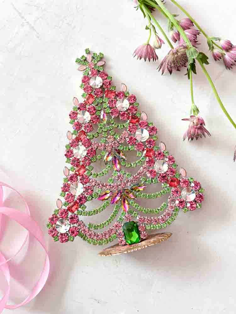 Julgran i rhinestone, rhinestone julgran, rhinestone träd, julgran i rhinestone, vintage julgran, julgran i vintage sten, vintage rhinestone, julgranar i sten, juldekorationer, julgran rhinstones, julprydnad, tjeckiska julgran, remix av sofie, rhinstensjul träd, juldekorationer, vintage jul, julgran från tjeckiska, tjeckiska jul, glitter jul, handgjorda julgranar, julgranar gjorda i Tjeckien, remix av sofie
