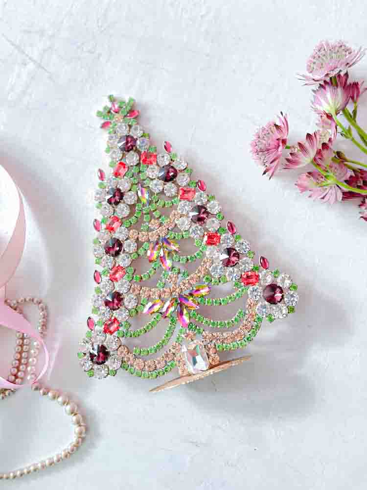 Julgranar i rhinestone, rhinestone julgran, rhinestone träd, julgran i rhinestone, vintage julgran, julgran i vintage sten, vintage rhinestone, julgranar i sten, juldekorationer, julgran rhinstones, julprydnad, tjeckiska julgran, remix av sofie, rhinstensjul träd, juldekorationer, vintage jul, julgran från tjeckiska, tjeckiska jul, glitter jul, handgjorda julgranar, julgranar gjorda i Tjeckien, remix av sofie