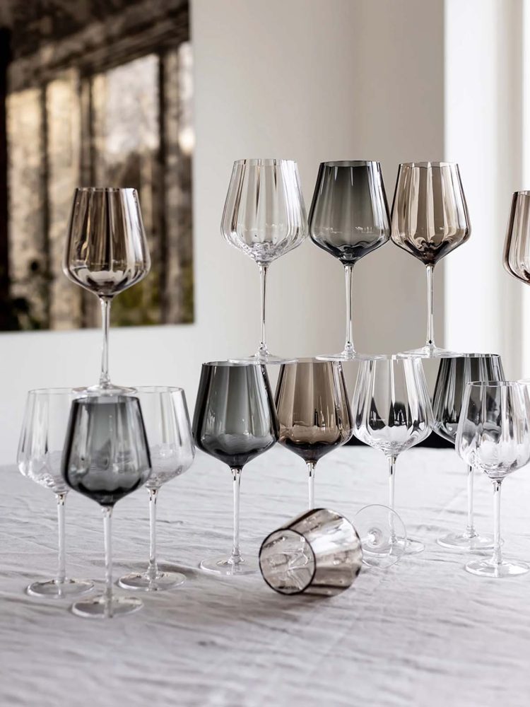 Dansk design, vinglas, rött vinglas, vitt vinglas, spektrum, remix av Sophie, munblåst glas, bordsduk, porslin.