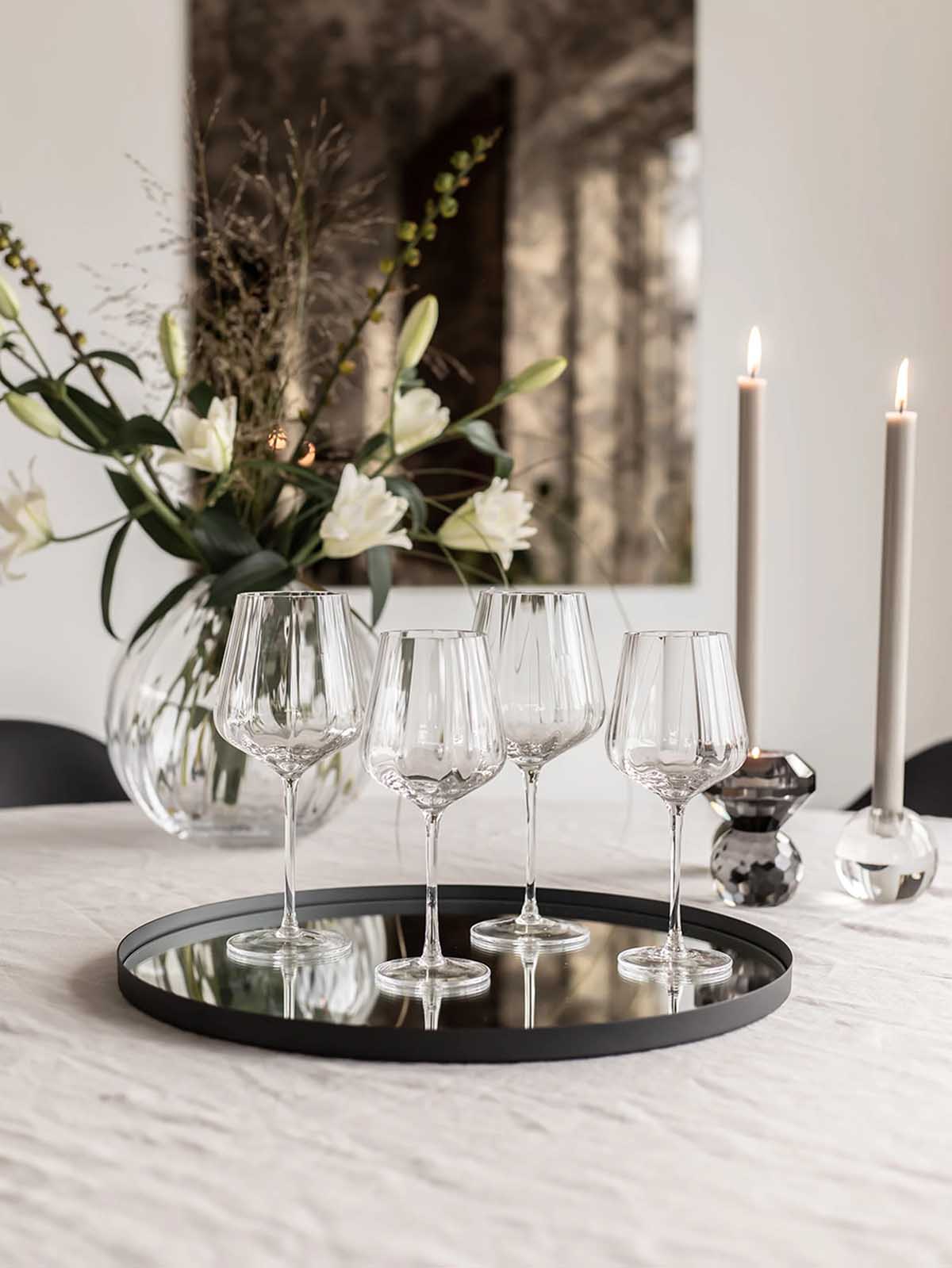 Dansk design, vinglas, rött vinglas, vitt vinglas, spektrum, remix av Sophie, munblåst glas, bordsduk, porslin.