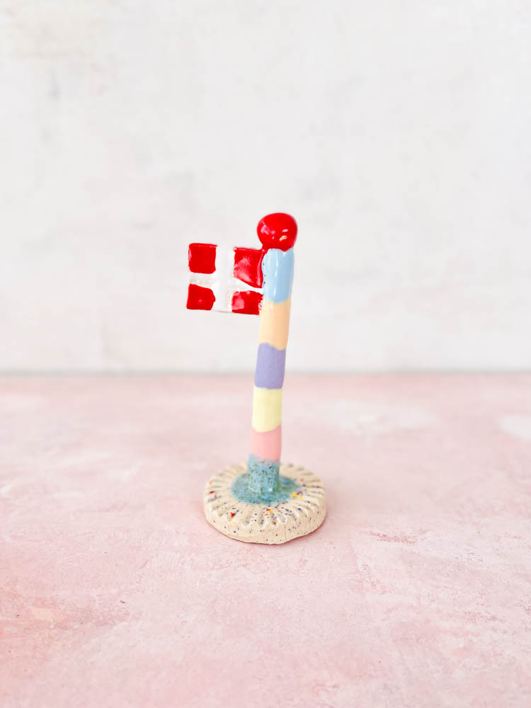 flagga från lerspelet, flaggor från lejonhålan, dansebrosflagg, flagga i keramik