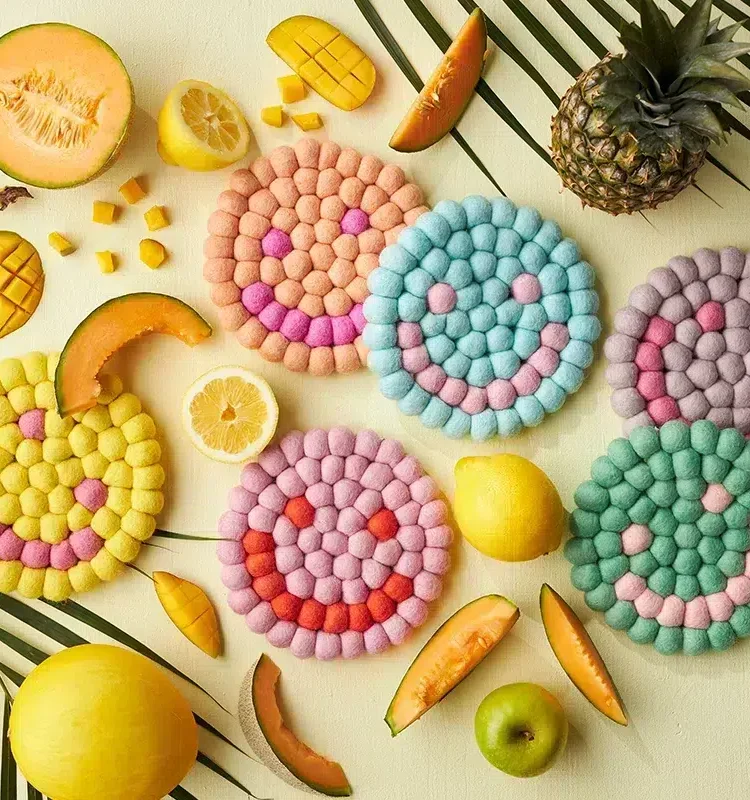 Bordsdukar i ull med smileys i pastellfärger från Aveva