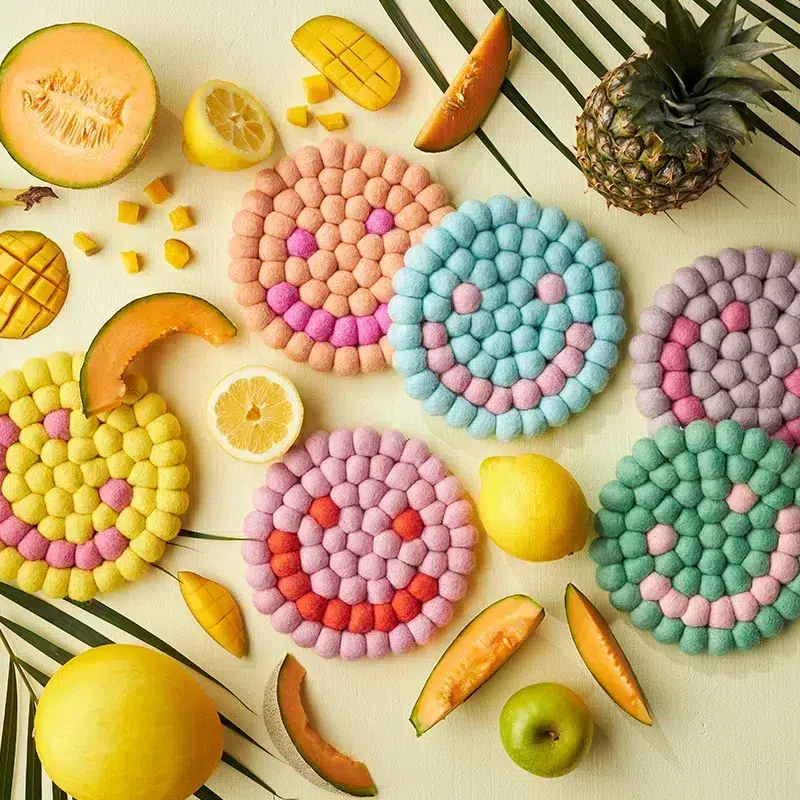 Bordsdukar i ull med smileys i pastellfärger från Aveva