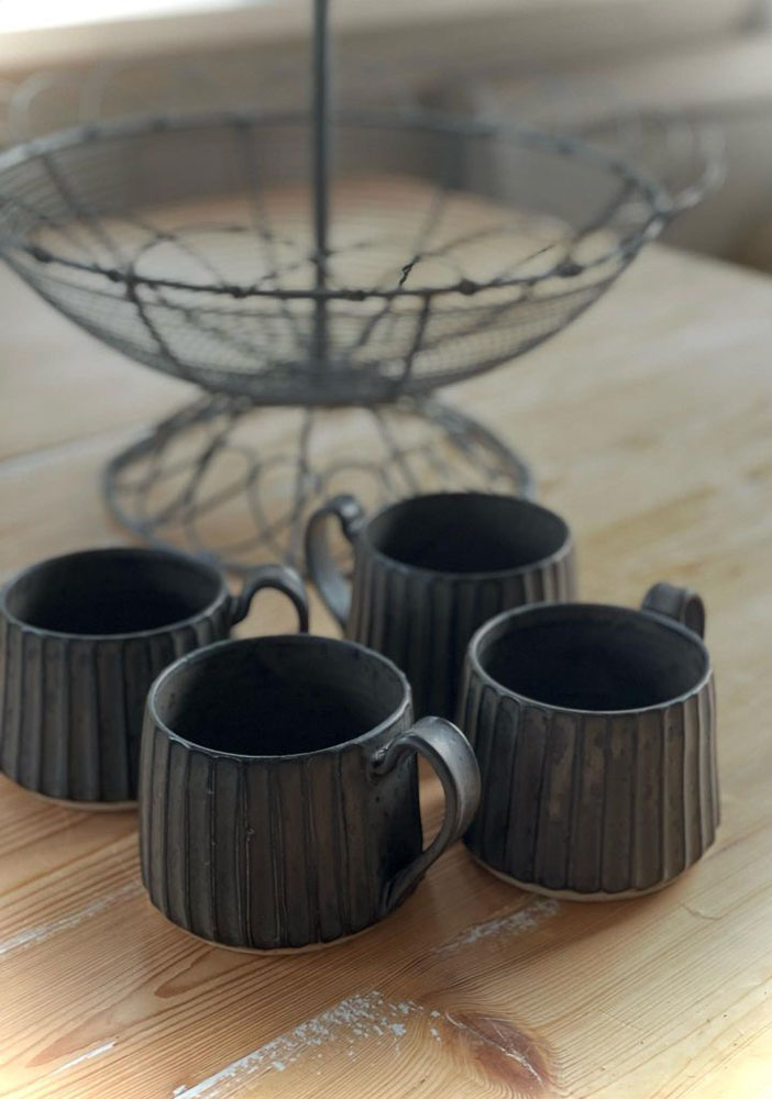 keramisk kopp med spår och handtag i svart