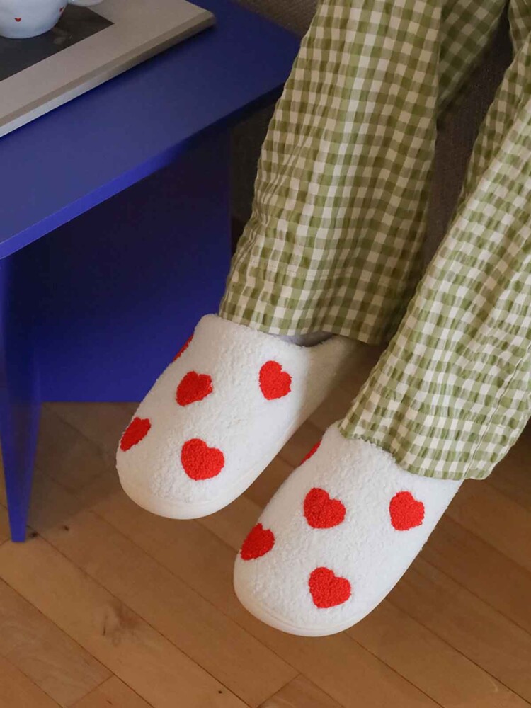 skor vita med små röda hjärtan
