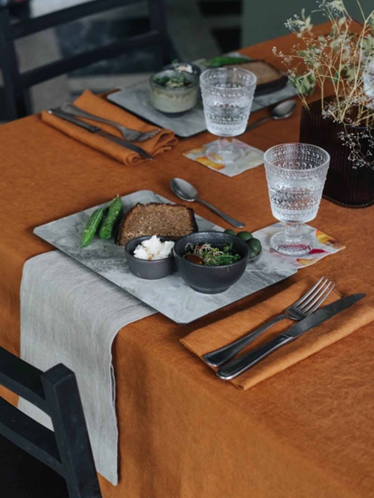 linneduk, linnesagor, remix av sofie linneduk med mönster, hasselnöt färgat tyg, dagg i lin,