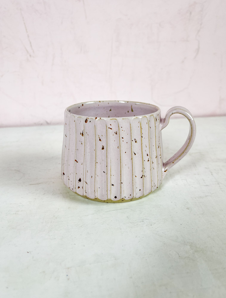 Trine Lise keramik, keramik, koppar med handtag, räfflade koppar. remix av Sofia, koppar, kaffekoppar, pastellfärgade koppar.