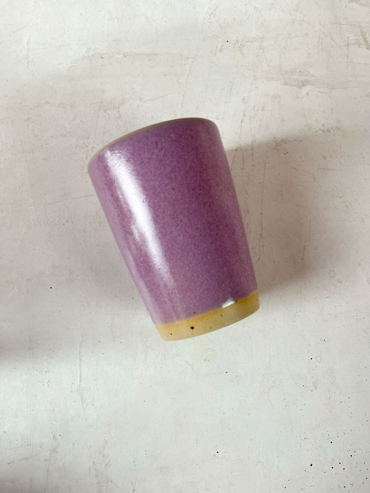 keramikkopp utan handtag, violett njutning - Bornholms keramikfabrik