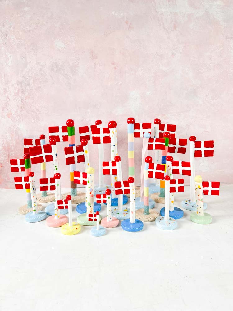 handgjorda keramiska flaggor från lera spela i harlekin flaggor med lila fötter. Födelsedagsflaggor - TheClayPlay