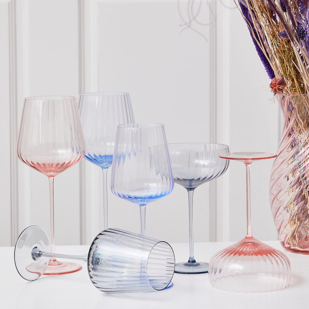 Vin- och champagneglas i blått och rosa – Remix från Sofie