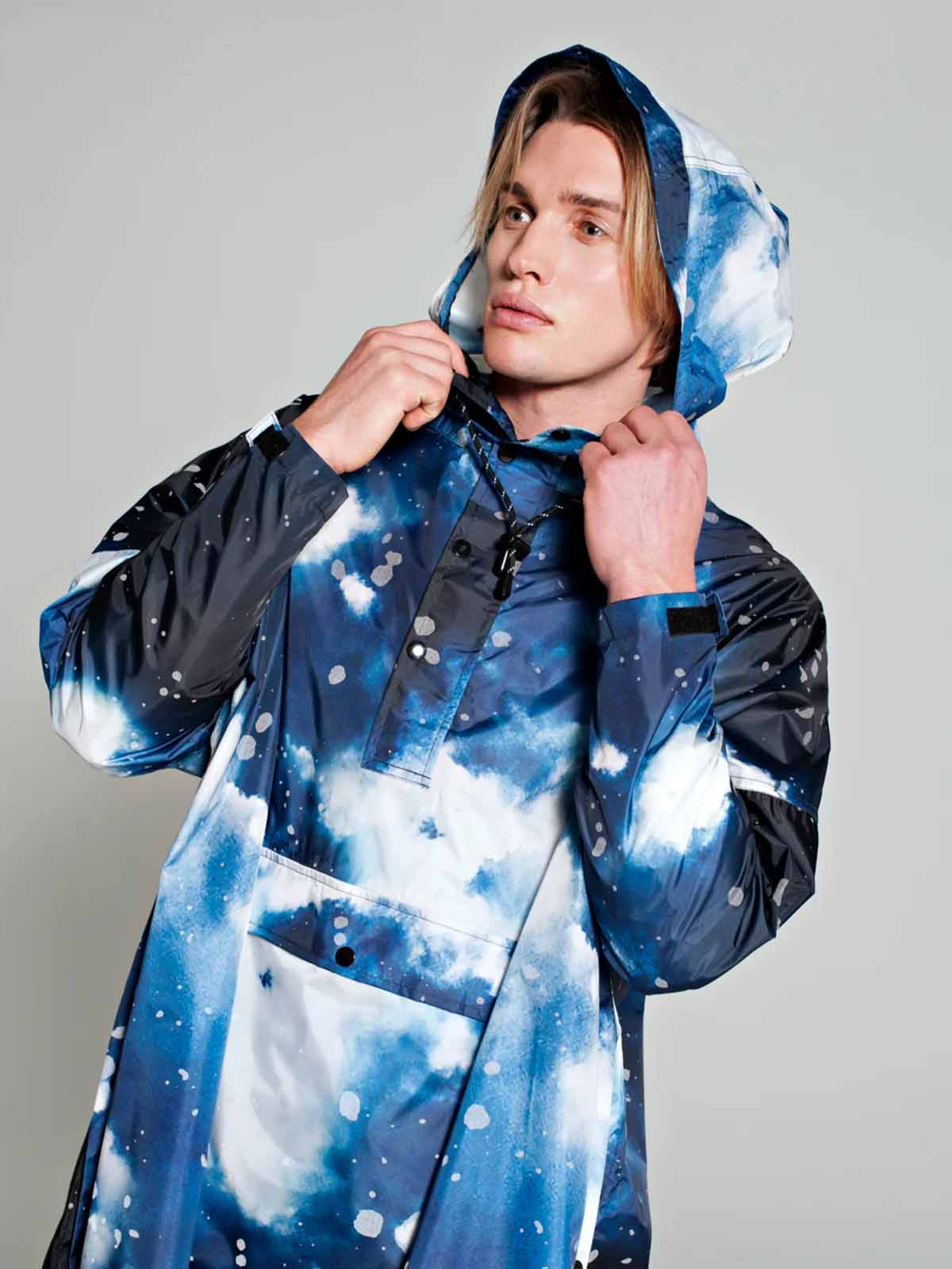 Rain Ice - Rain Poncho - Rain Rain i återvunnen plast vid remix av Sofia