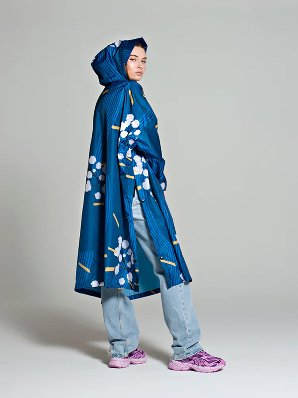 Rainkiss regnponcho i återvunnen plast. Japanska blommor i blått