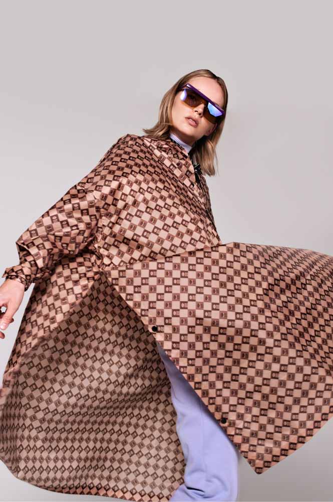 Rainkiss Rain Poncho i återvunnen plast Digi Damier i brun