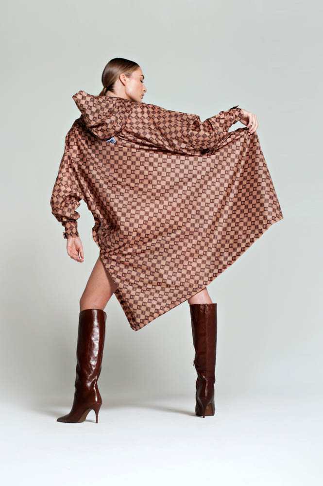 Rainkiss Rain Poncho i återvunnen plast Digi Damier i brun