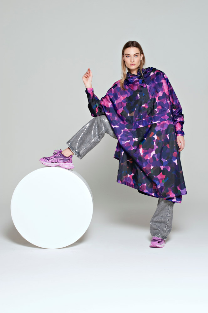Rainkiss regnponcho i återvunnen plast med stadsbelysning i lila
