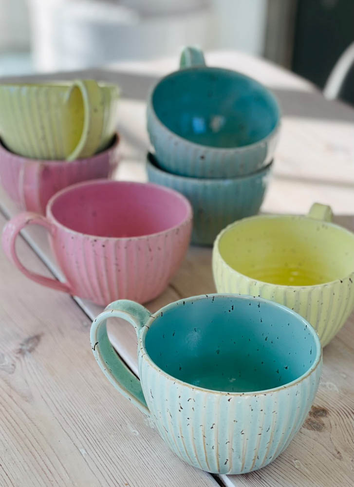 Trine Lise keramiska koppar med spår i pastels.ceramic kopp, keramisk kopp, koppar, kopp, handgjord keramik, handgjord keramik, förthilde graulund keramik, remix av sofie, bordstäckning, bostäder interiör, keramik