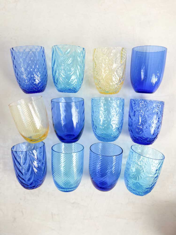 Anna von Lipa mixar och matchar glas kungsblått i virvlande, blommigt, vågigt glas