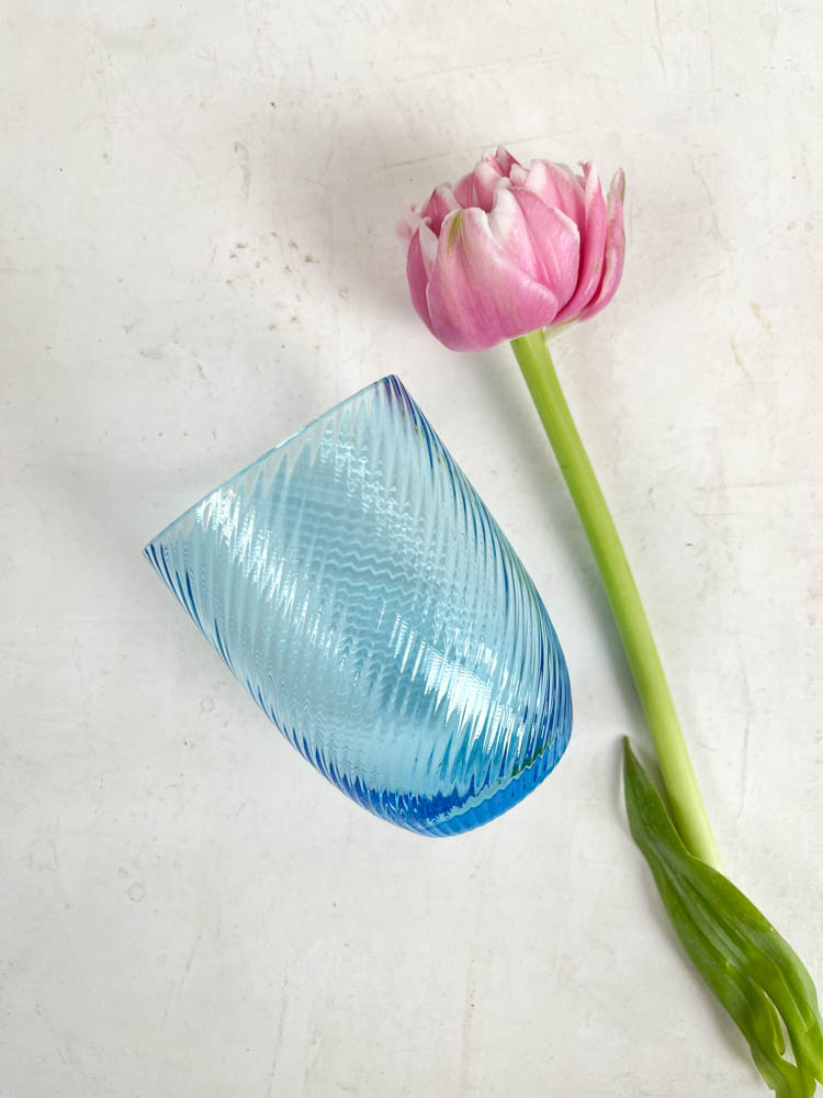 Anna von Lipa mixar och matchar glas i spiralfärgat azurblått eller turkosfärgat
