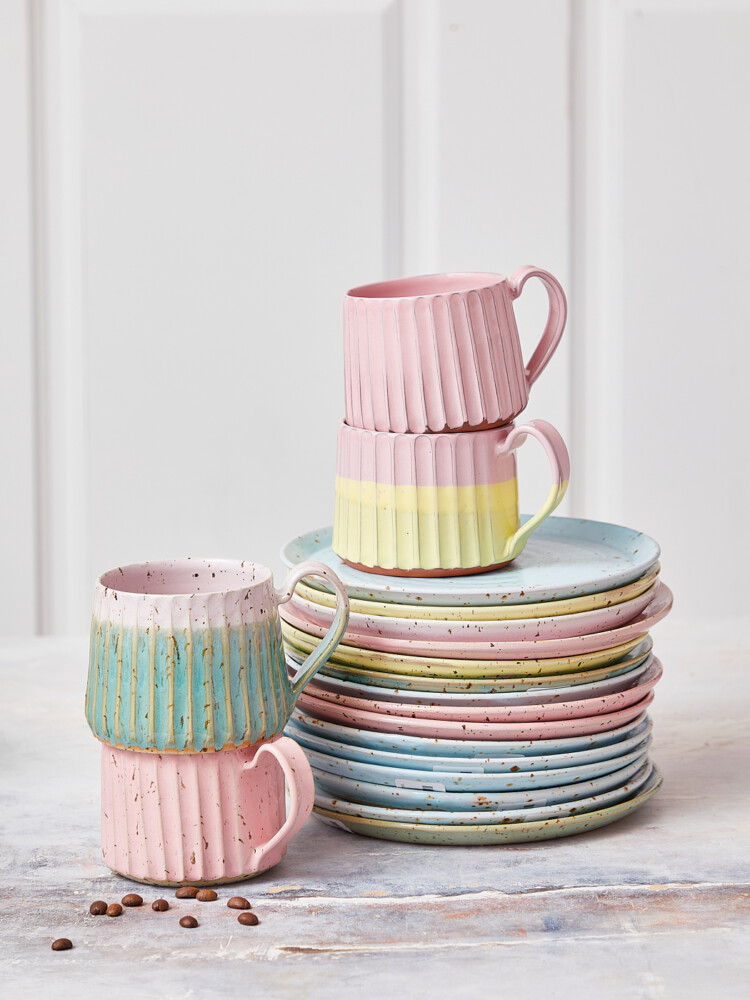 keramiska koppar med spår och handtag.keramisk kopp, keramisk kopp, koppar, kopp, handgjord keramik, handvänd keramik, Thilde graulund keramik, remix av sofie, bordstäckning, bostäder interiör, keramik