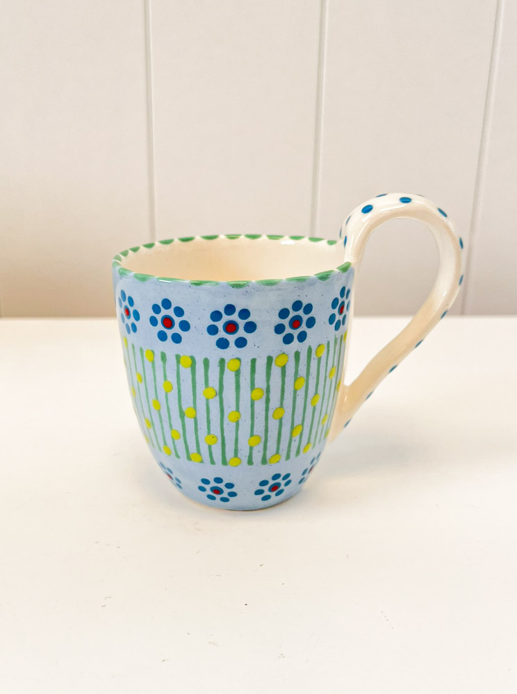 en kopp med ett handtag av stengods från lavendelkrukor