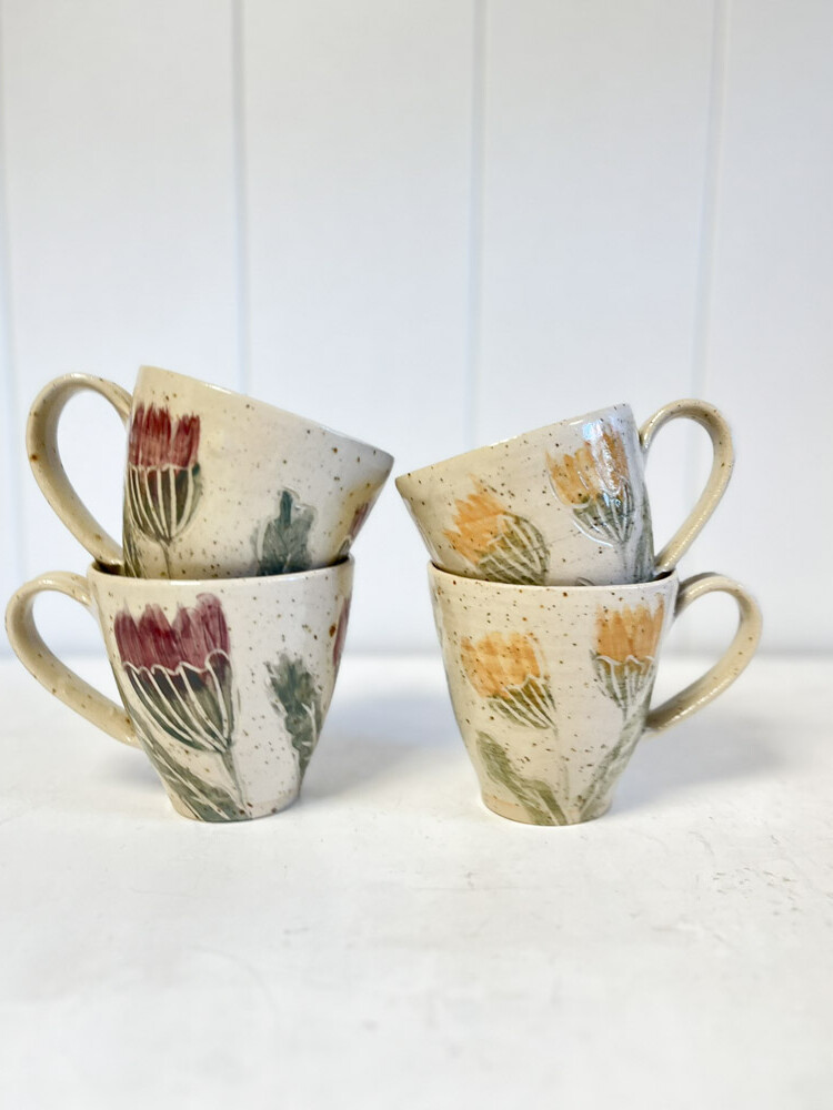 keramisk mugg med handtag och gula blommor