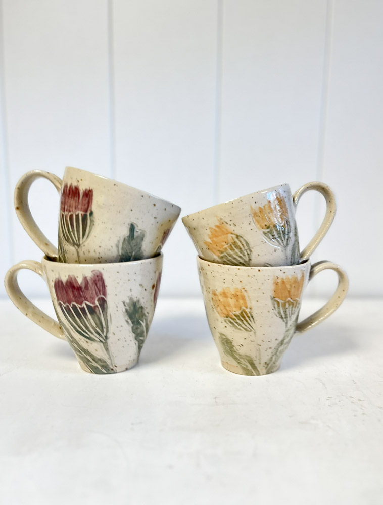 keramisk mugg med handtag och gula blommor