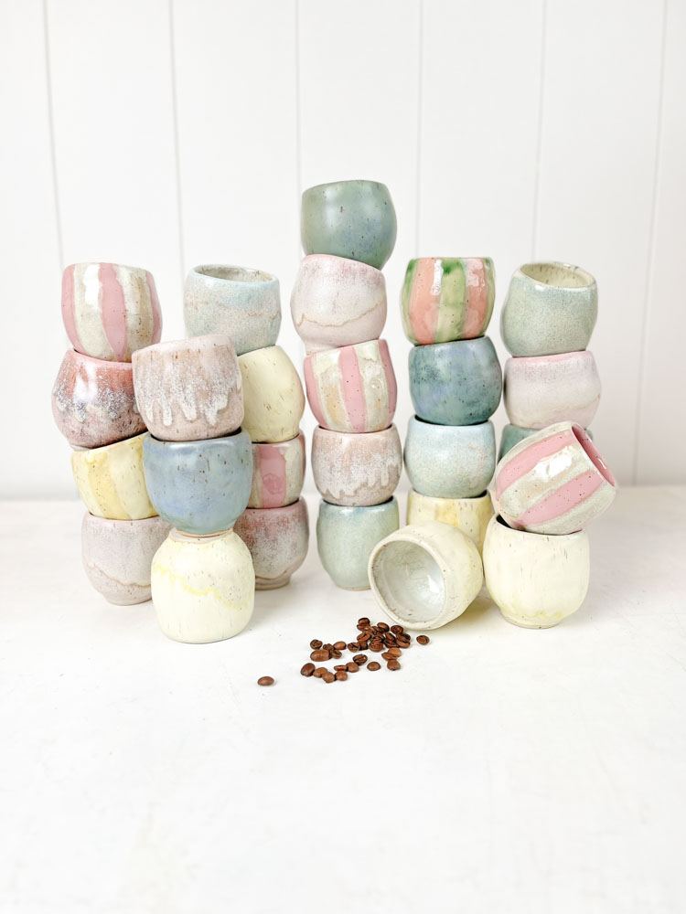 små handgjorda keramiska cortadokoppar utan handtag ca 150 ml vid remix av sofie.ceramic cup, koppar, kopp, handgjord keramik, handgjord keramik, thilde graulund keramik, remix av sofie, bordstäckning, bostadsinredning, keramiska