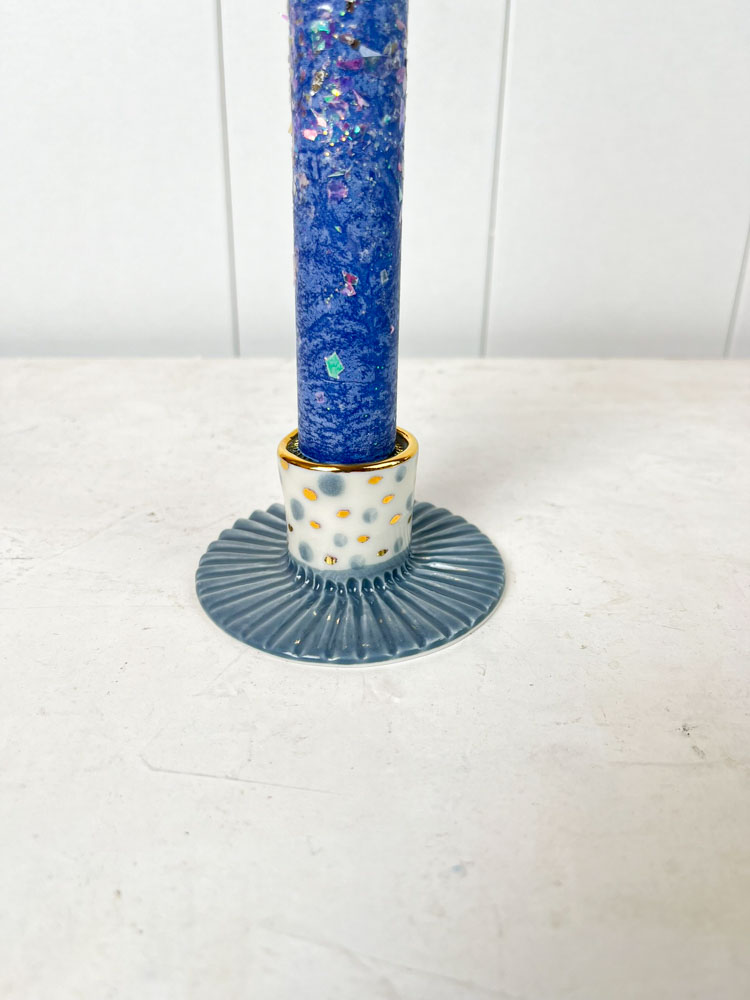 ljusstake med guldkant och prickar från galleri petz blågrå