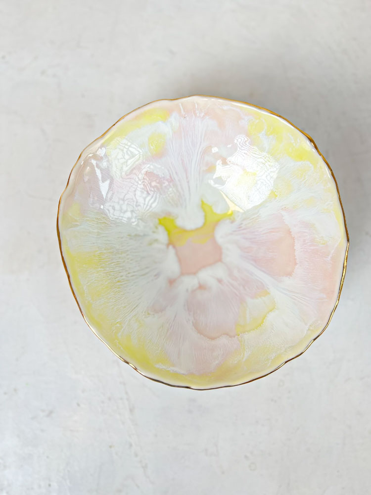 keramik från miabella keramikskålar - stor skål i rosa och ljusgul vid remix av sofie.