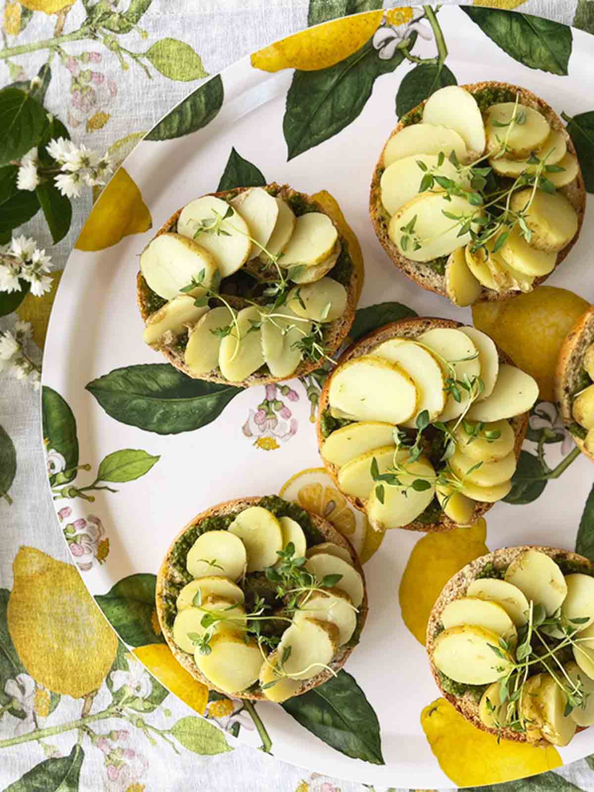 koustrup & co rund bricka i björkträ med citroner och citronblommor