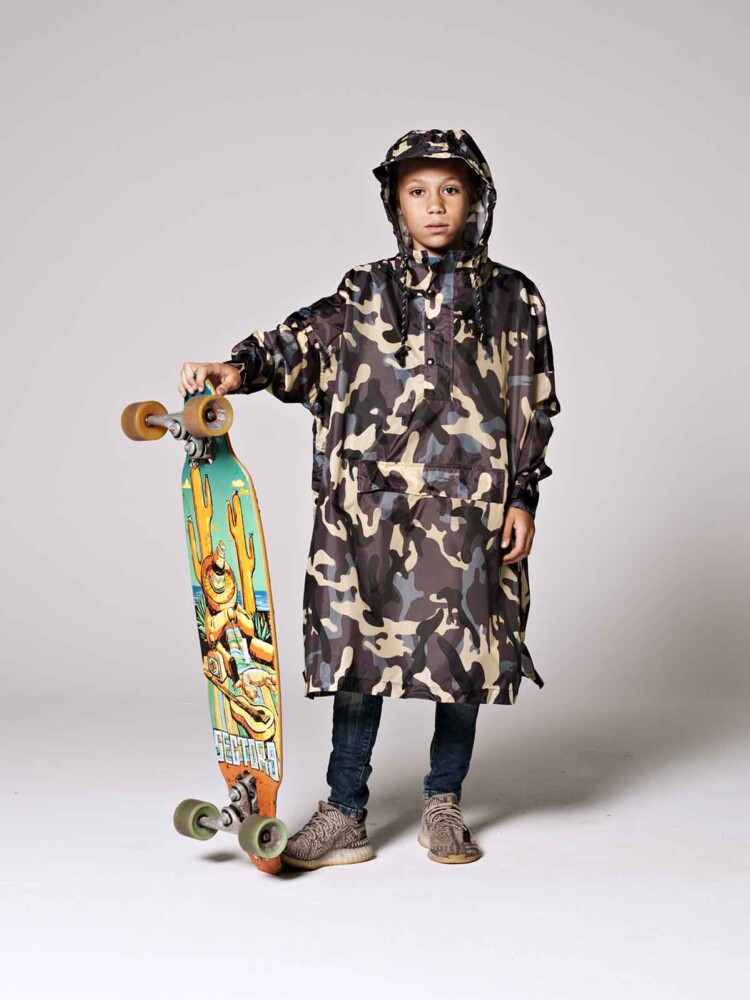 Rainkiss regnponcho för barn tillverkad av 100 % återvunnen plast från havet. Regnkläder - vattentät regnkläder - camo.