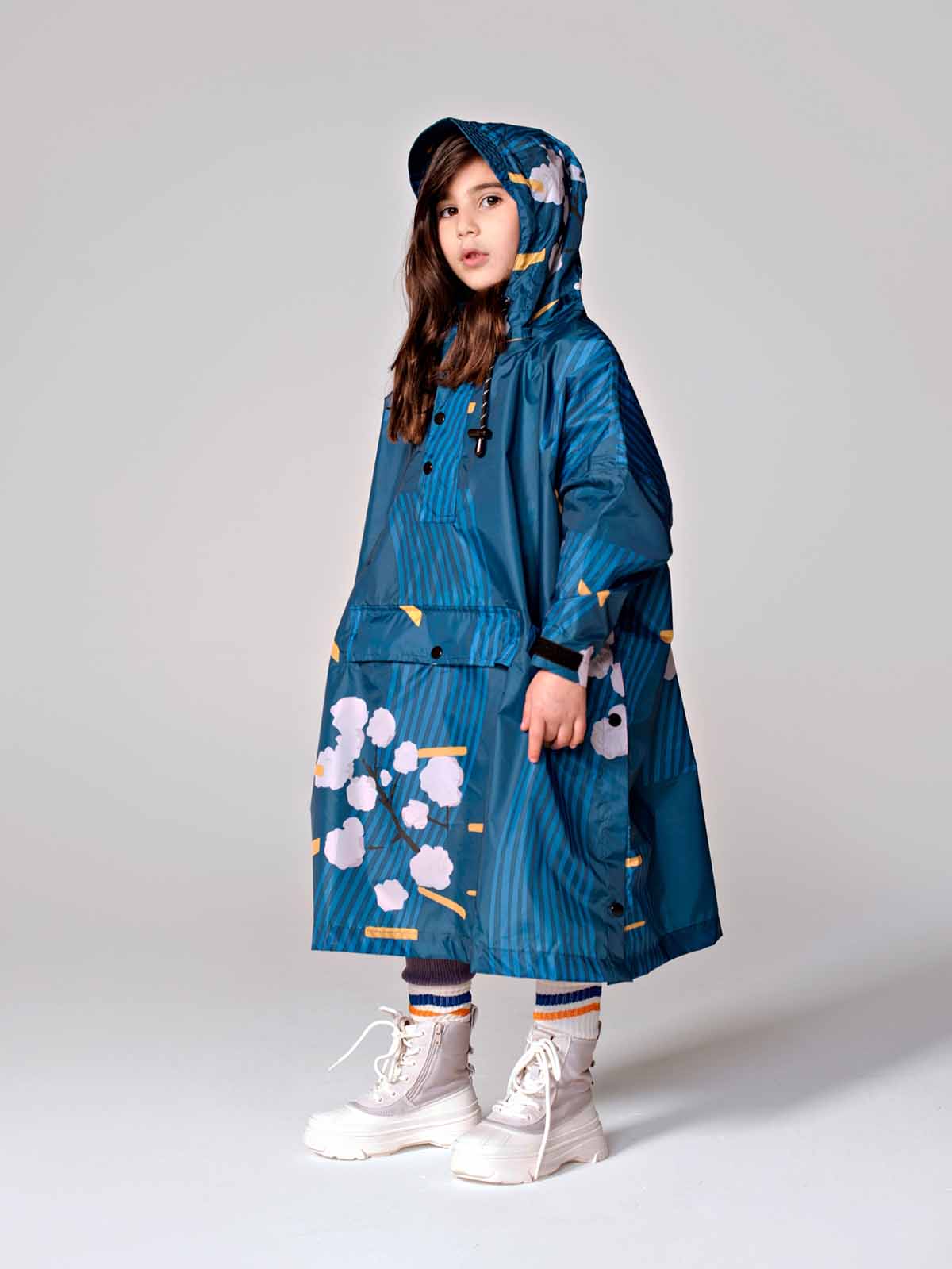 Regnponcho för barn i 100 % återvunnen plast från havet. Regnkläder - vattentäta regnkläder - japansk blomning.