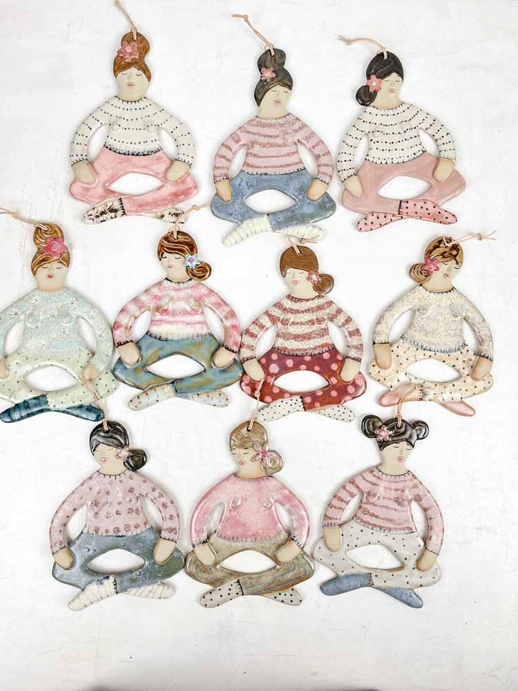 mia lindbirk keramiska väggdekorationer yoga damer