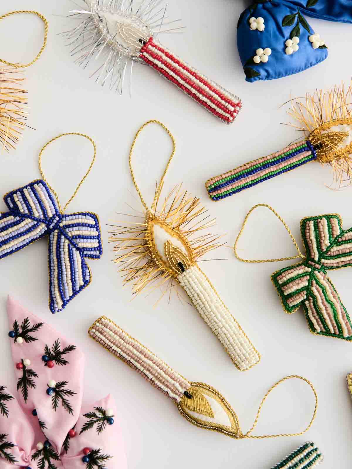 nynnande rosenvingeljus med pärlor