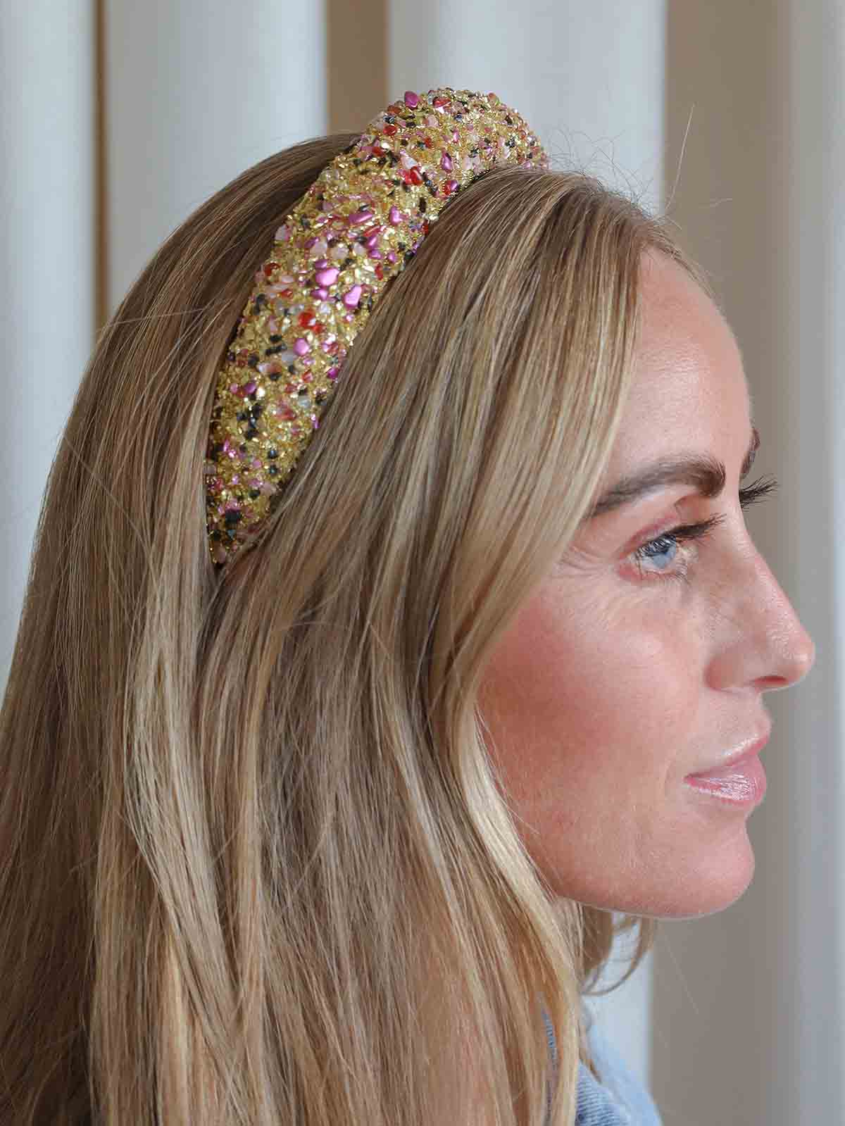 Hårband med guldfärgat hår