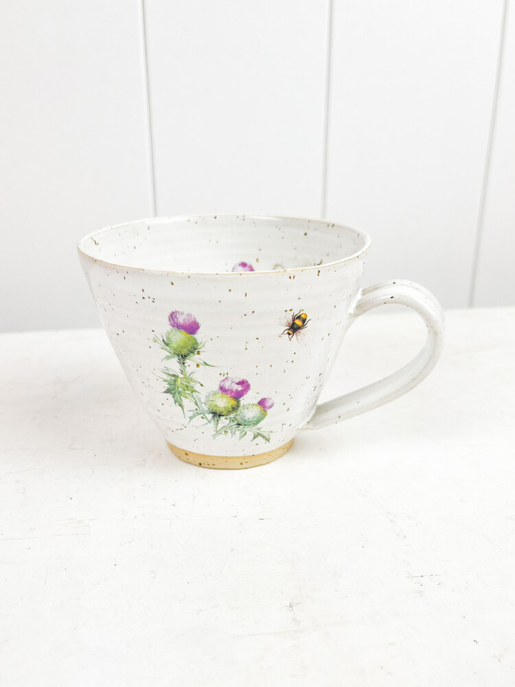 keramik från Sofia Karolina i vit blomma - mugg med handtag