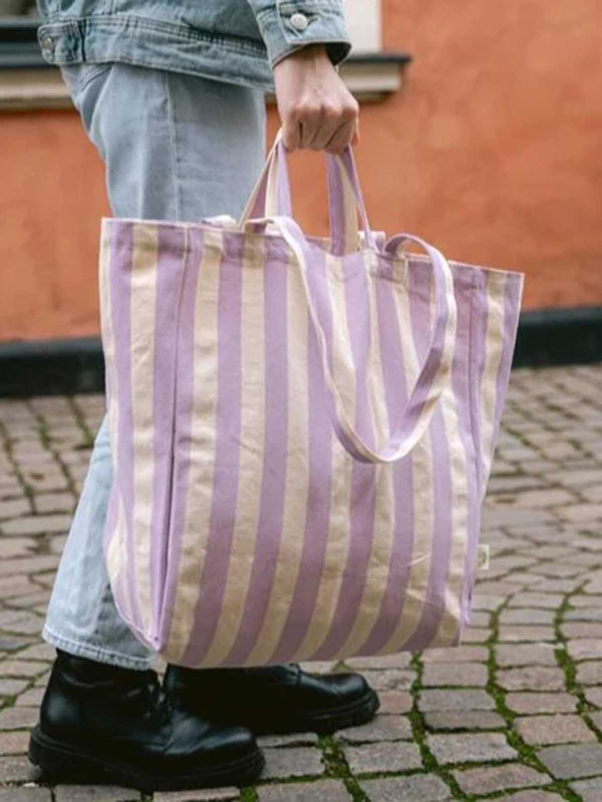 om stor canvasväska i randig