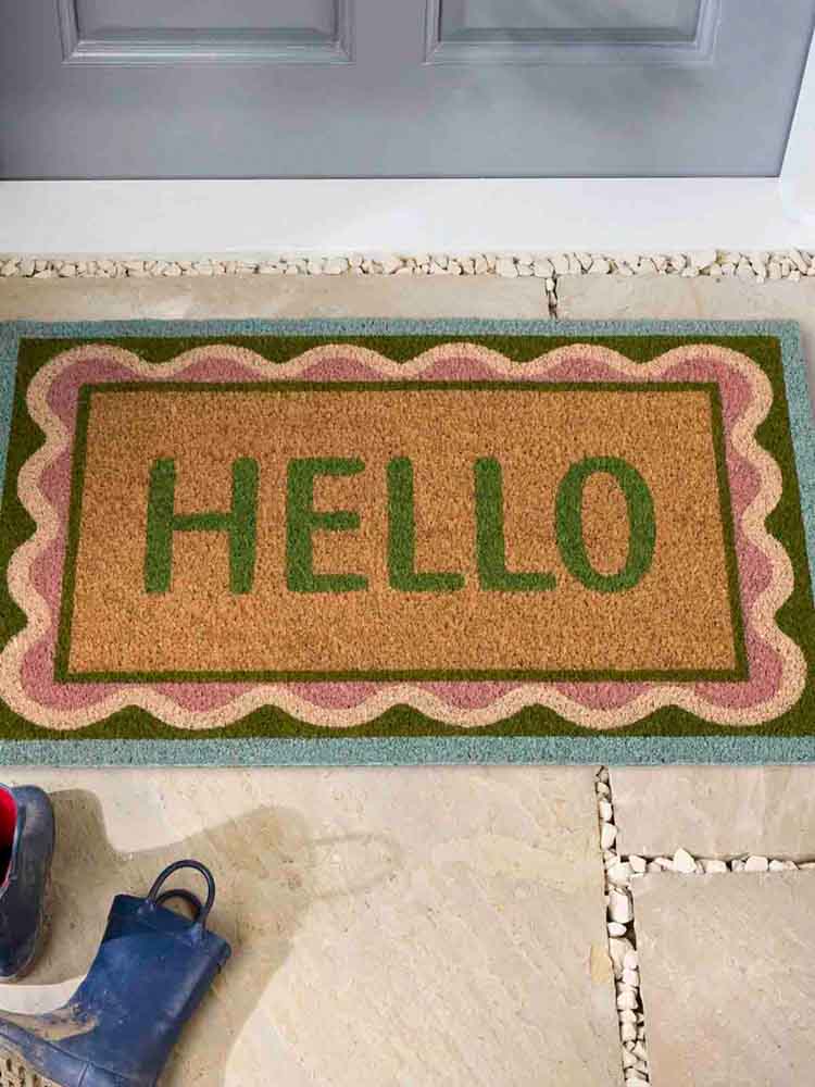 remix av sofie dörrmatta i kokosfiber med hello i mitten