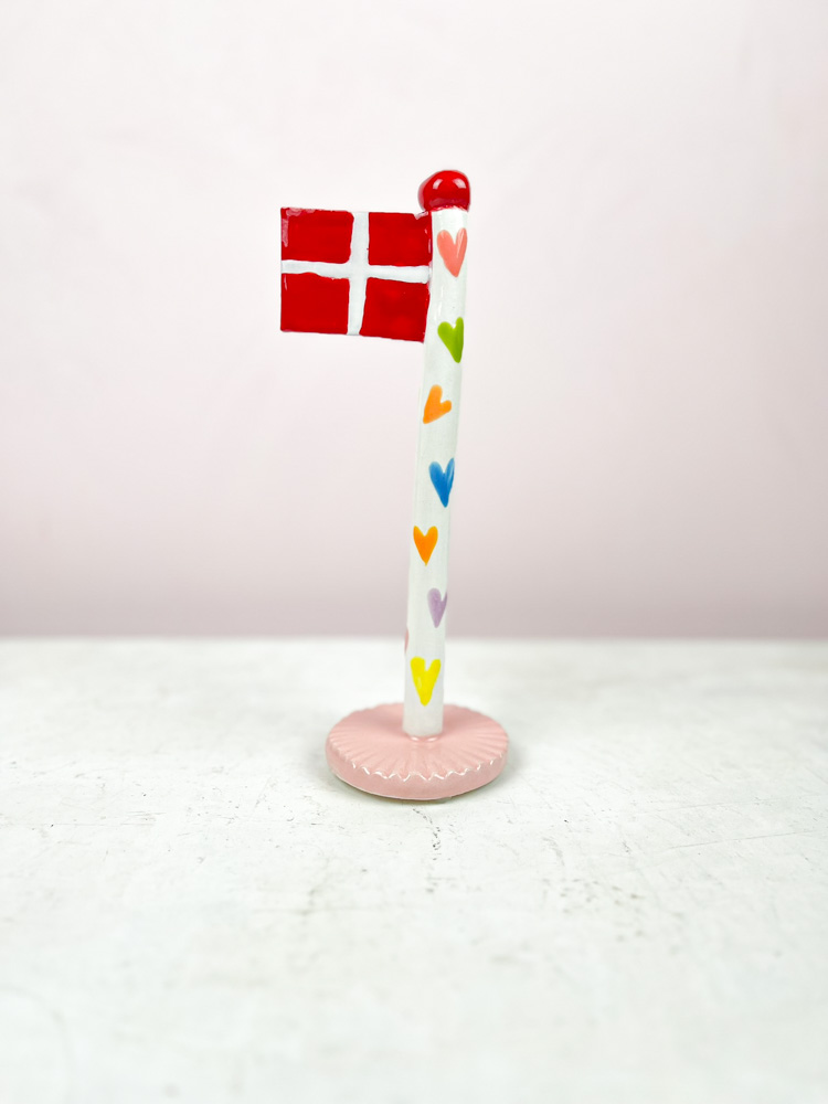 keramiska födelsedagsflaggor från lerspelet med ett hjärta på flaggstången