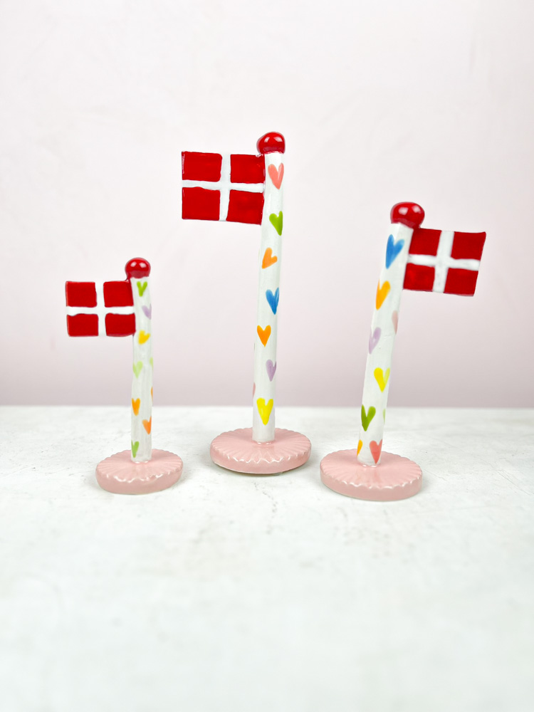 keramiska födelsedagsflaggor från lerspelet med ett hjärta på flaggstången