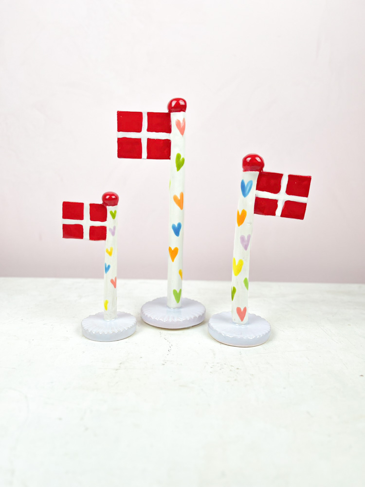 keramiska födelsedagsflaggor från lerspelet med ett hjärta på flaggstången