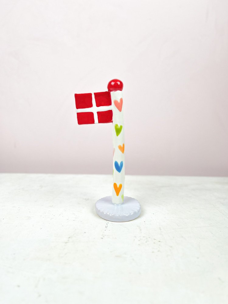keramiska födelsedagsflaggor från lerspelet med ett hjärta på flaggstången
