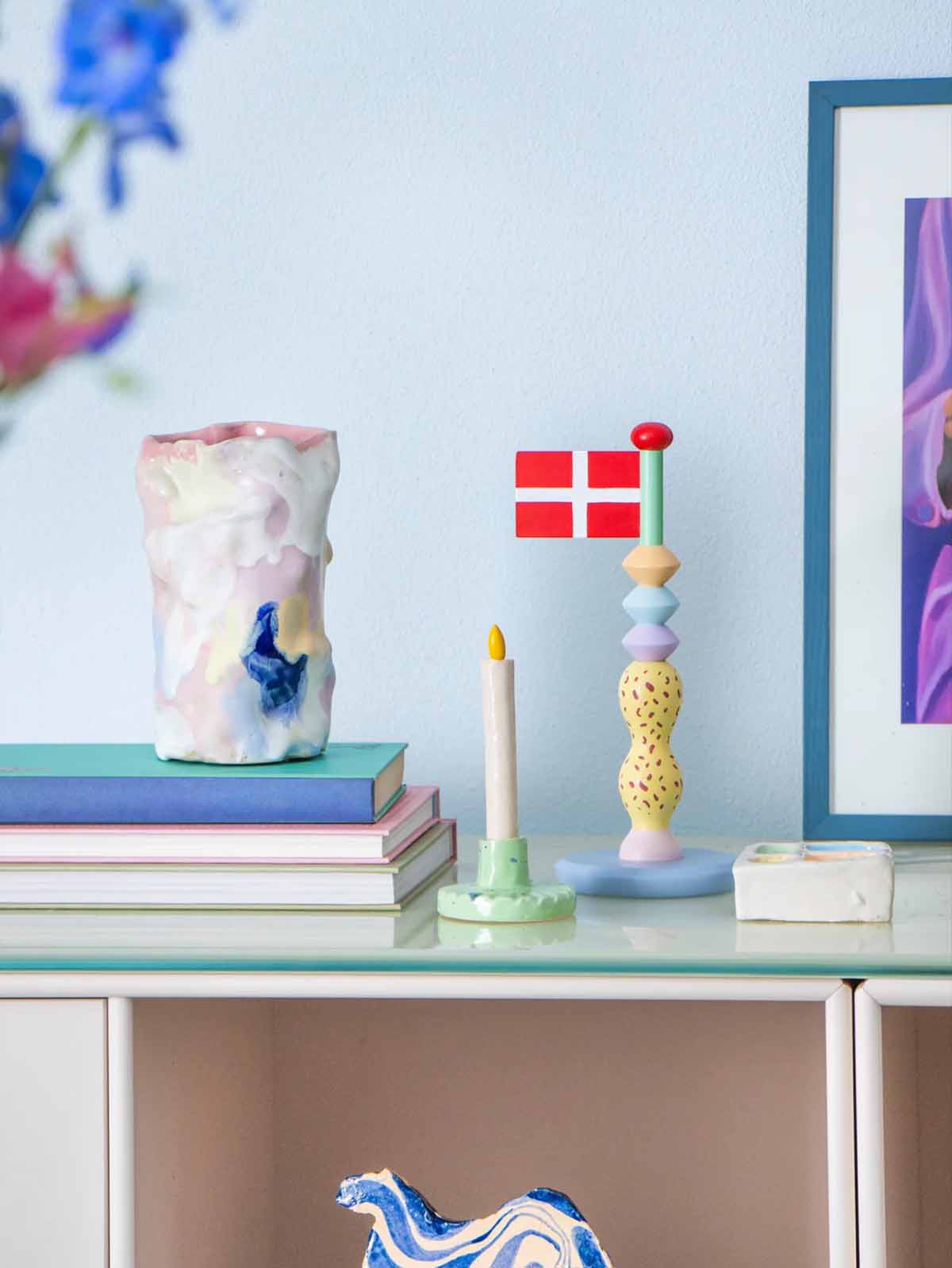 remix av sofie. födelsedagsflagga. leran spelar träflagga