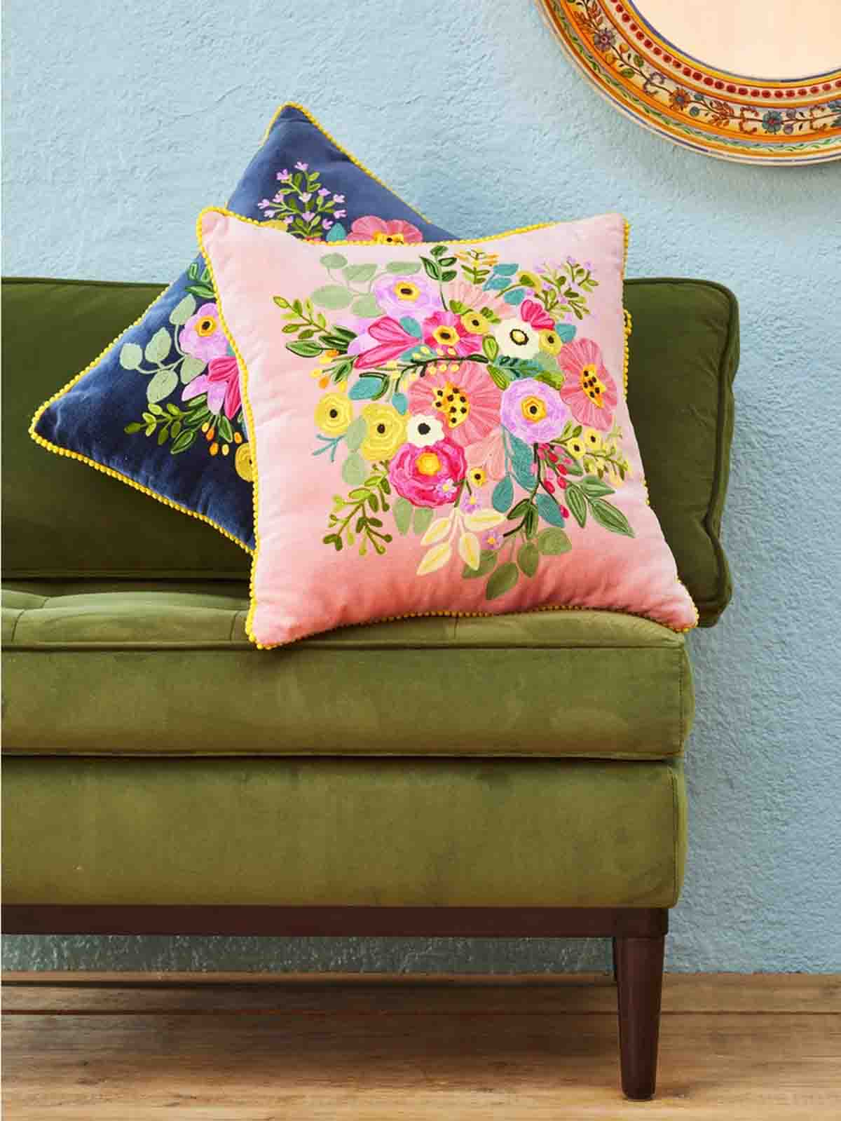 remix från Sofia med broderi med blommor på rosa sammet